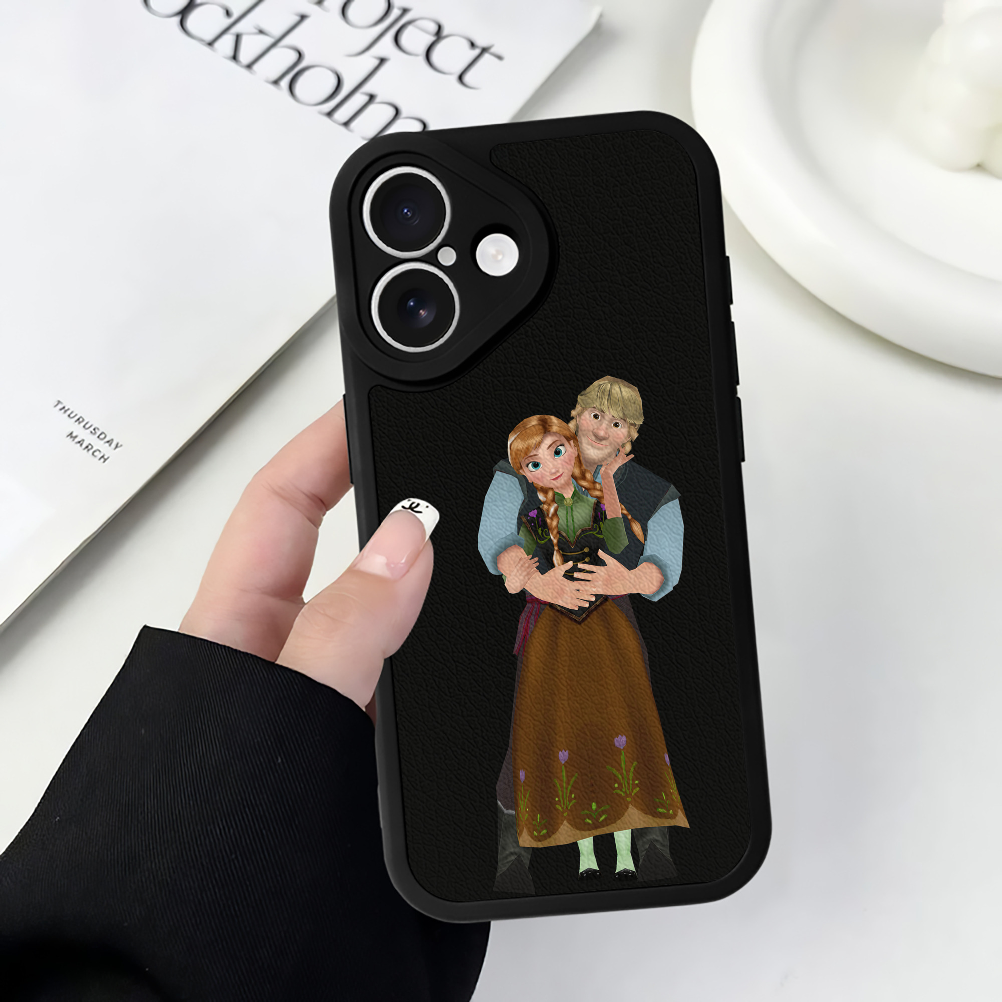 （画像用） アナと雪の女王 アンナ エルサ Frozen Anna Elsa 【iPhone 16シリーズ対応】シリコンスマホケース（レザー調） 材質：シリコン